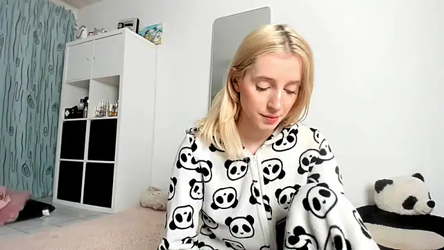 Snapshot of KenzieDawton chatting on 16, 10, 2025 KenzieDawton online show from 16, 10, 2025
