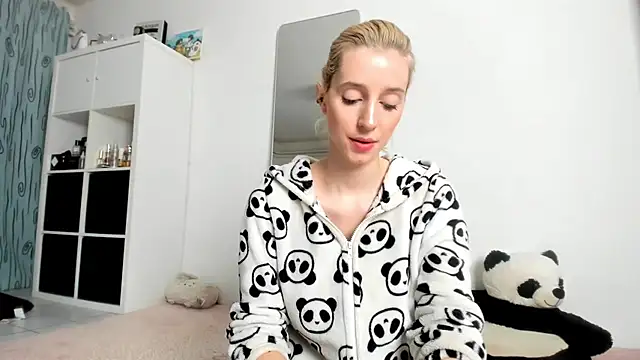 Snapshot of KenzieDawton chatting on 18, 10, 2025 KenzieDawton online show from 18, 10, 2025