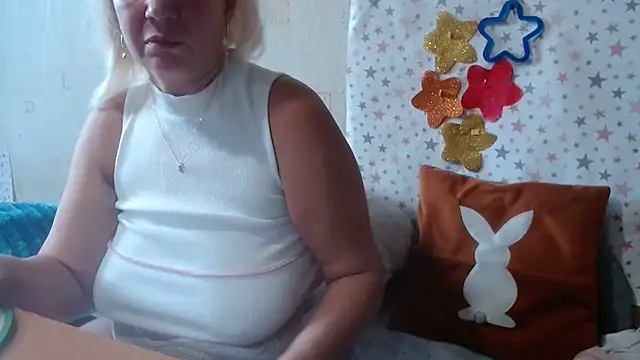 Snapshot of QueenLana chatting on 17, 10, 2025 QueenLana online show from 17, 10, 2025