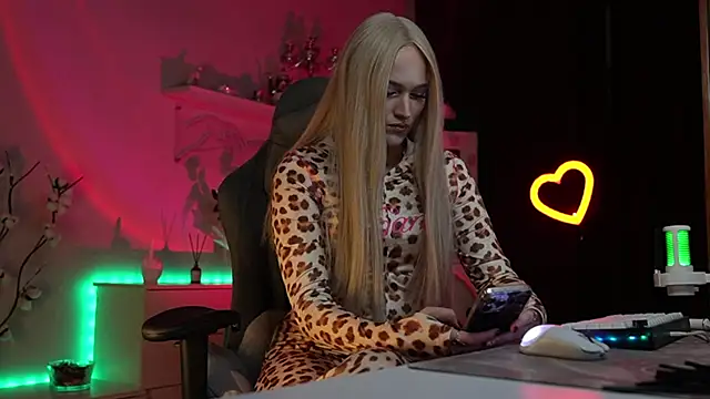 Snapshot of MrsTenderBeast chatting on 19, 11, 2025 MrsTenderBeast online show from 19, 11, 2025