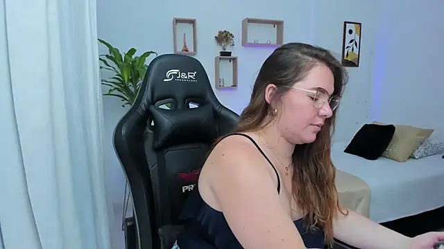 Snapshot of tamy_shine87 chatting on 14, 12, 2024 tamy shine87 online show from 14, 12, 2024