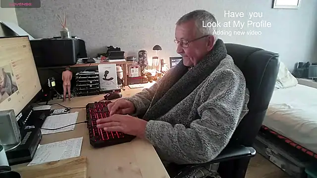 Snapshot of Aandy62 chatting on 11, 9, 2025 Aandy62 online show from 11, 9, 2025