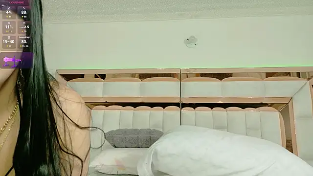 Snapshot of im_yours_01 chatting on 28, 10, 2025 im yours 01 online show from 28, 10, 2025