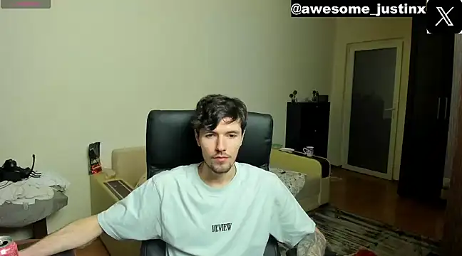 Snapshot of awesomejustin chatting on 4, 12, 2024 awesomejustin online show from 4, 12, 2024
