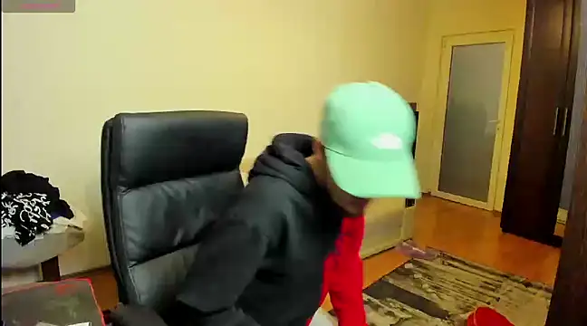 Snapshot of awesomejustin chatting on 10, 12, 2024 awesomejustin online show from 10, 12, 2024