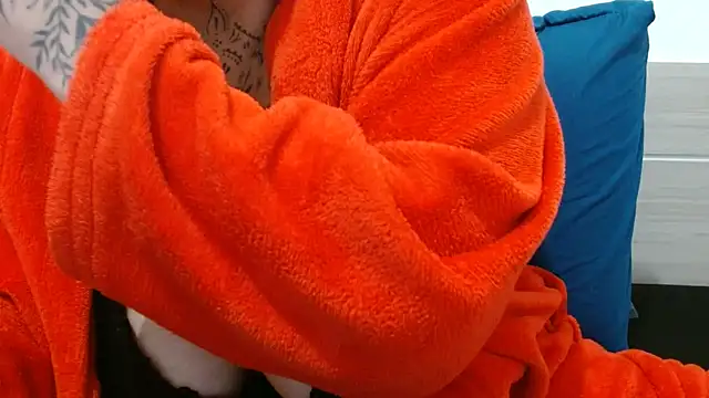 Snapshot of vaholiver chatting on 16, 11, 2025 vaholiver online show from 16, 11, 2025