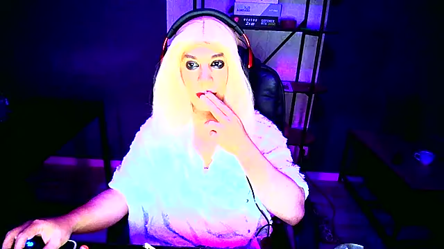 Snapshot of LatruieSow chatting on 14, 11, 2025 LatruieSow online show from 14, 11, 2025