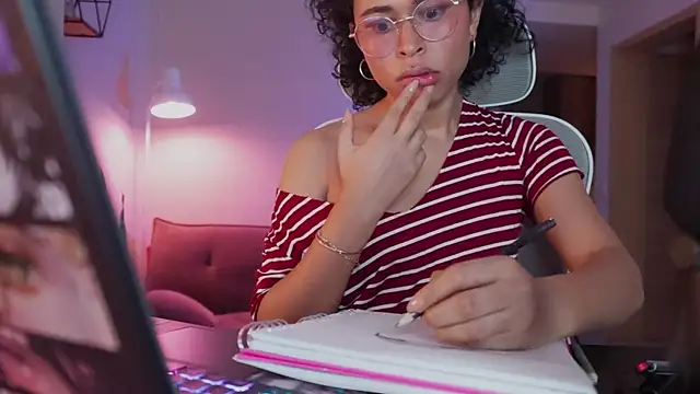 Snapshot of GabriSaenz chatting on 1, 2, 2025 GabriSaenz online show from 1, 2, 2025