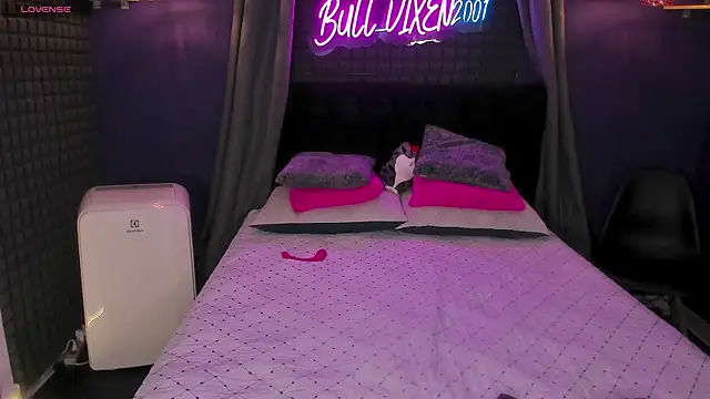 bull vixen2001 online show from 18, 9, 2025