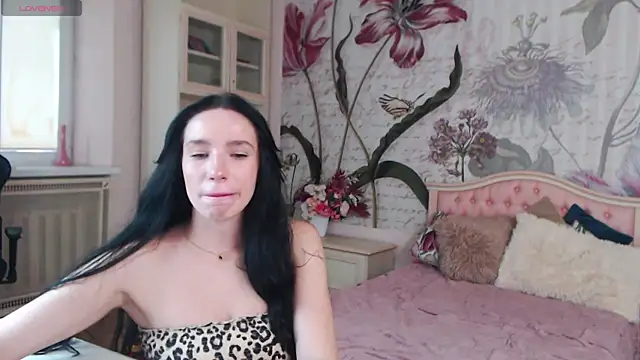 Snapshot of AliciaBow chatting on 8, 10, 2025 AliciaBow online show from 8, 10, 2025