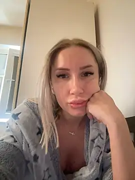 Snapshot of LexxiLow chatting on 18, 2, 2025 LexxiLow online show from 18, 2, 2025