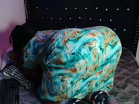 Toomuchbooty33 online show from 28, 11, 2025