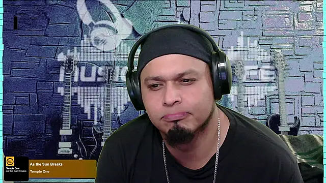 Snapshot of chino_roz chatting on 8, 1, 2025 chino roz online show from 8, 1, 2025
