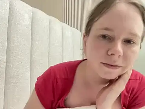 SweetLucy96 online show from 15, 4, 2026