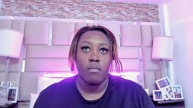 ShaniaBrownn online show from 26, 9, 2025