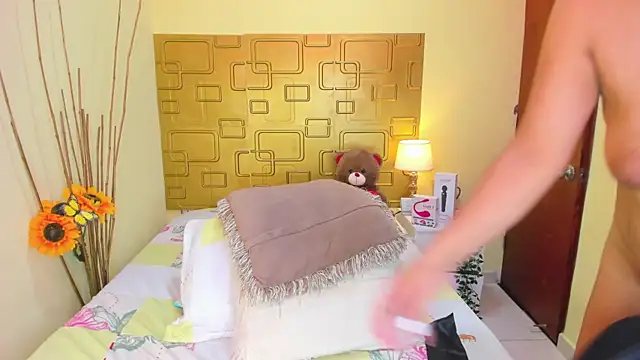 Julia Haye online show from 2, 3, 2025