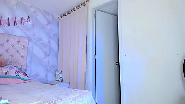 Snapshot of KatalinaMillan chatting on 5, 1, 2025 KatalinaMillan online show from 5, 1, 2025