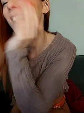 Snapshot of clara-francaise chatting on 25, 9, 2025 clara-francaise online show from 25, 9, 2025