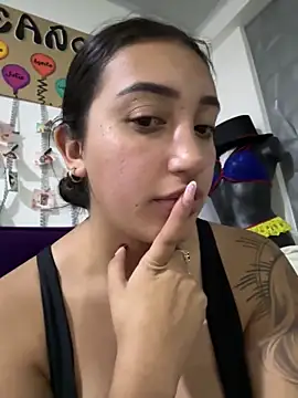 Snapshot of Hannahoff chatting on 7, 3, 2025 Hannahoff online show from 7, 3, 2025