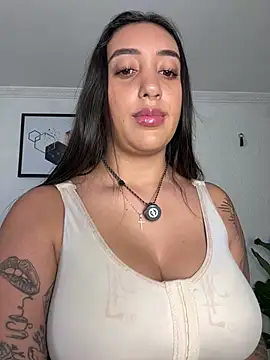 Snapshot of Hannahoff chatting on 16, 7, 2026 Hannahoff online show from 16, 7, 2026