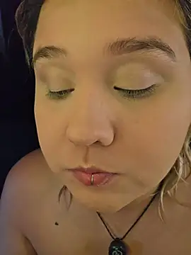 Snapshot of Laura_takint chatting on 17, 12, 2025 Laura takint online show from 17, 12, 2025