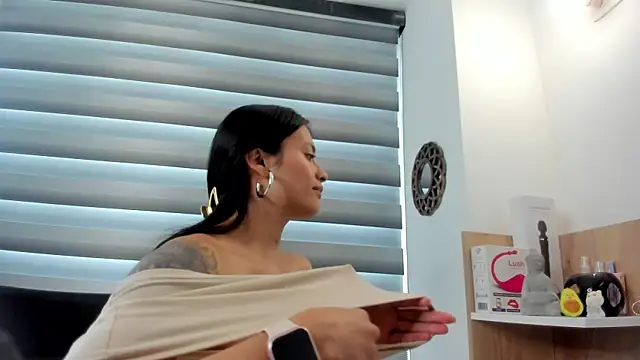 nia  white online show from 28, 1, 2025