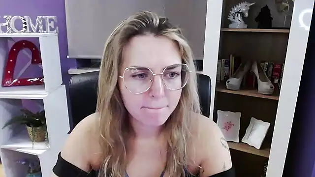 Snapshot of Zoey_Erotic chatting on 25, 11, 2025 Zoey Erotic online show from 25, 11, 2025