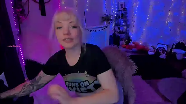 Snapshot of AliceW0lf chatting on 25, 11, 2025 AliceW0lf online show from 25, 11, 2025