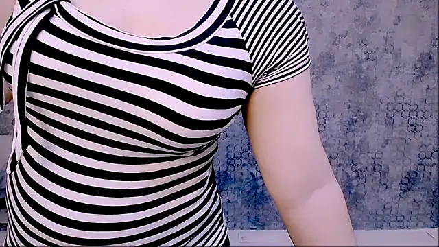 Snapshot of Djullia chatting on 3, 2, 2025 Djullia online show from 3, 2, 2025