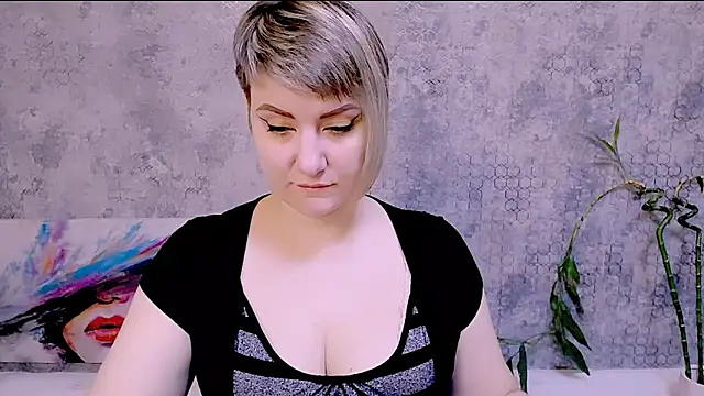 Snapshot of Djullia chatting on 9, 11, 2025 Djullia online show from 9, 11, 2025