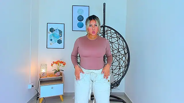 Snapshot of Carlota_peach chatting on 13, 3, 2025 Carlota peach online show from 13, 3, 2025