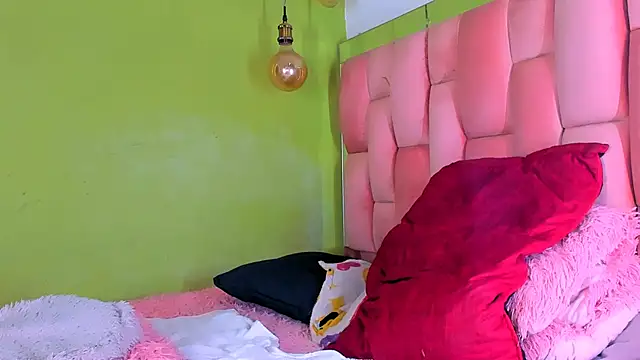 Snapshot of the_queen_aleja chatting on 12, 12, 2024 the queen aleja online show from 12, 12, 2024