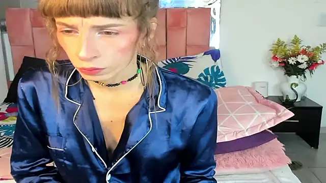 Snapshot of the_queen_aleja chatting on 30, 10, 2025 the queen aleja online show from 30, 10, 2025