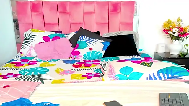 Snapshot of the_queen_aleja chatting on 31, 10, 2025 the queen aleja online show from 31, 10, 2025