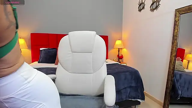  Nicoletteshea  online show from 18, 12, 2025