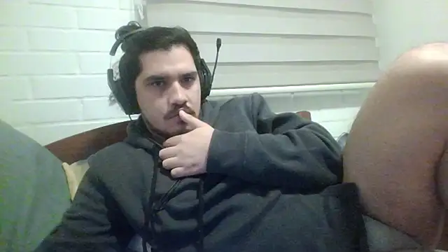 Snapshot of hung_weeb chatting on 6, 5, 2026 hung weeb online show from 6, 5, 2026
