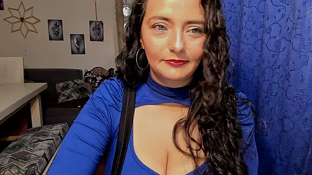 Snapshot of emma_luxy chatting on 10, 9, 2025 emma luxy online show from 10, 9, 2025