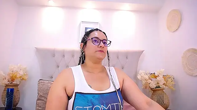 Snapshot of MIchelMomet chatting on 4, 2, 2025 MIchelMomet online show from 4, 2, 2025