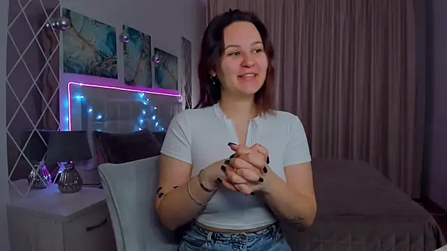 EsterLogan online show from 10, 1, 2025