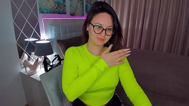 EsterLogan online show from 25, 1, 2025