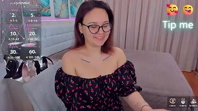 EsterLogan online show from 1, 2, 2025