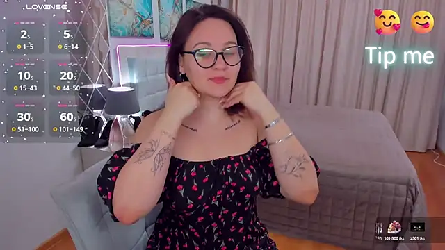 EsterLogan online show from 1, 2, 2025