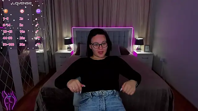 EsterLogan online show from 26, 9, 2025