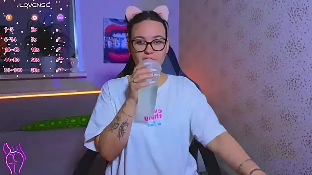 EsterLogan online show from 28, 9, 2025