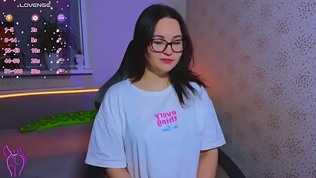 EsterLogan online show from 29, 9, 2025