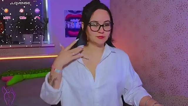 EsterLogan online show from 15, 10, 2025