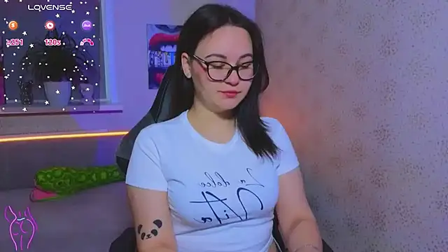 EsterLogan online show from 19, 10, 2025