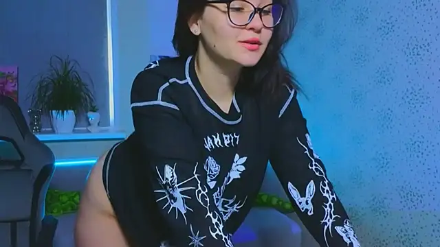 EsterLogan online show from 9, 11, 2025