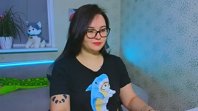 EsterLogan online show from 5, 12, 2025