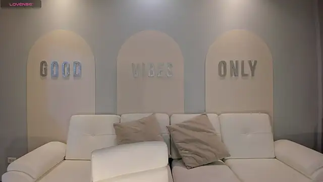 Snapshot of NiaHolland chatting on 12, 10, 2025 NiaHolland online show from 12, 10, 2025